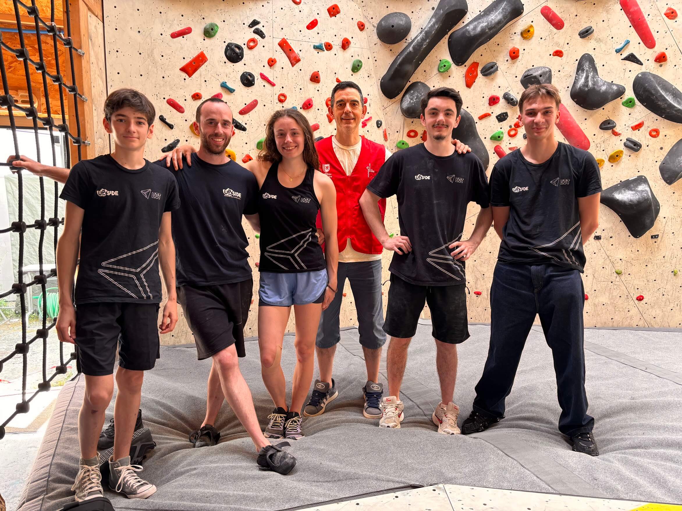 L'équipe de l'Escalade Club de Tours réunie après la Coupe de France de Bloc La Rochelle 2025