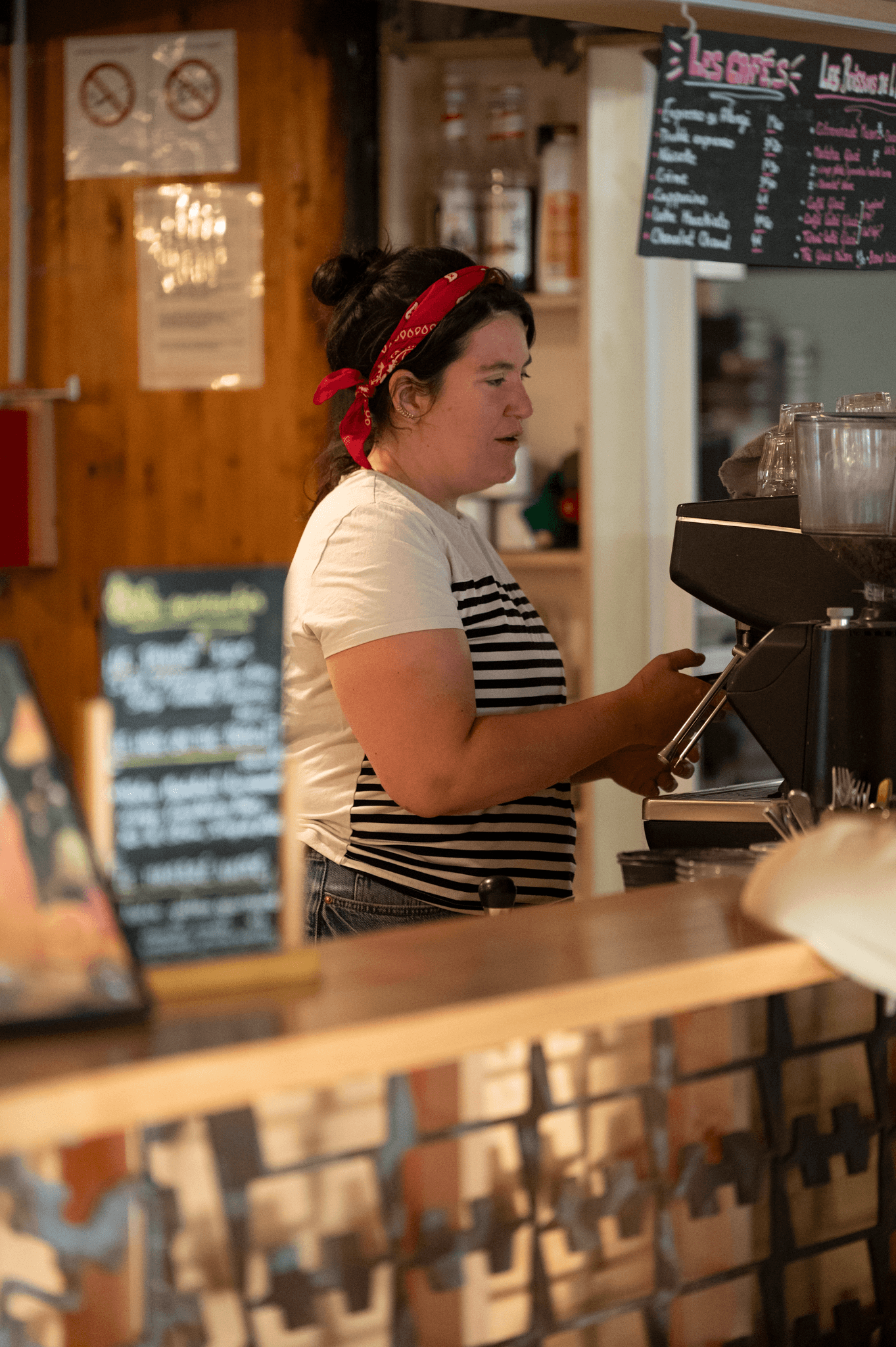 Pause café dans un établissement rochelais après la compétition