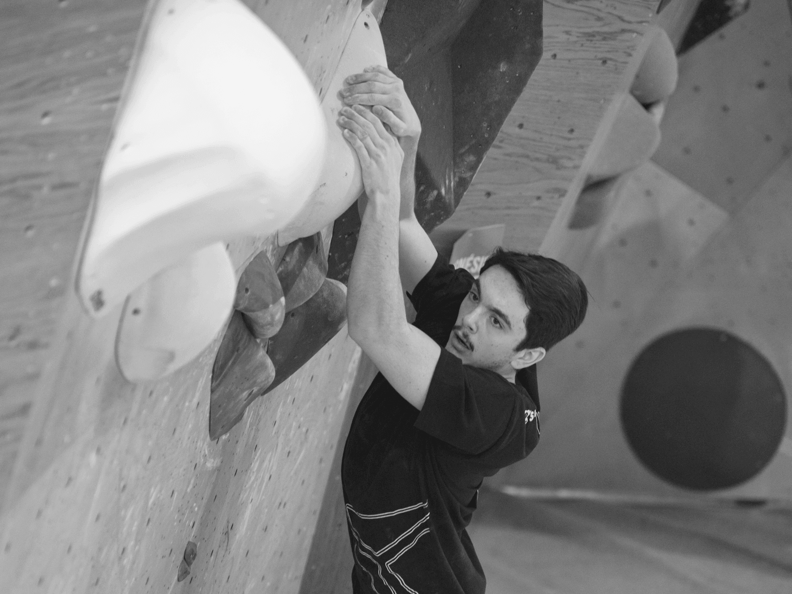 Kerrian Chemit en action sur le bloc 28 – Coupe de France de Bloc, La Rochelle juin 2025