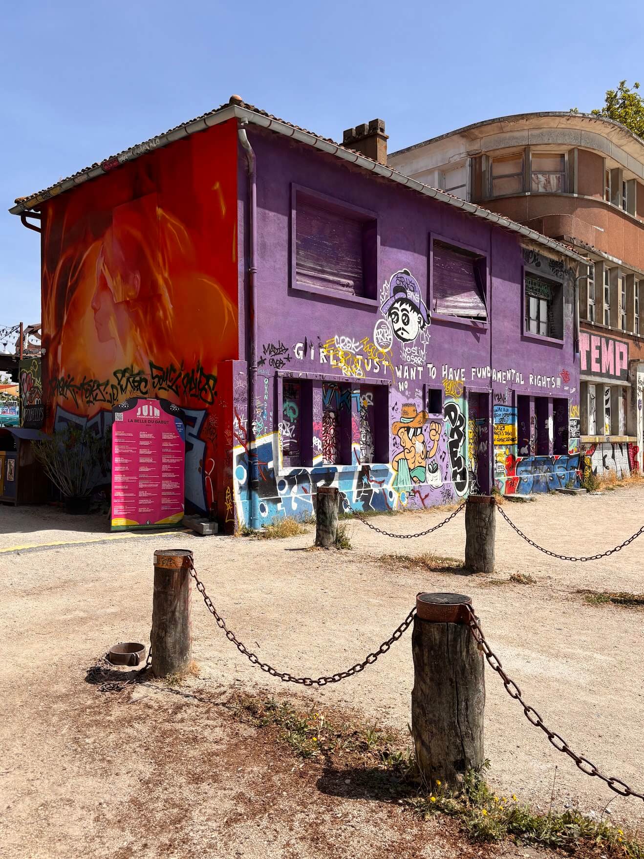Bâtiment couvert de street art sur le Vieux-Port de La Rochelle