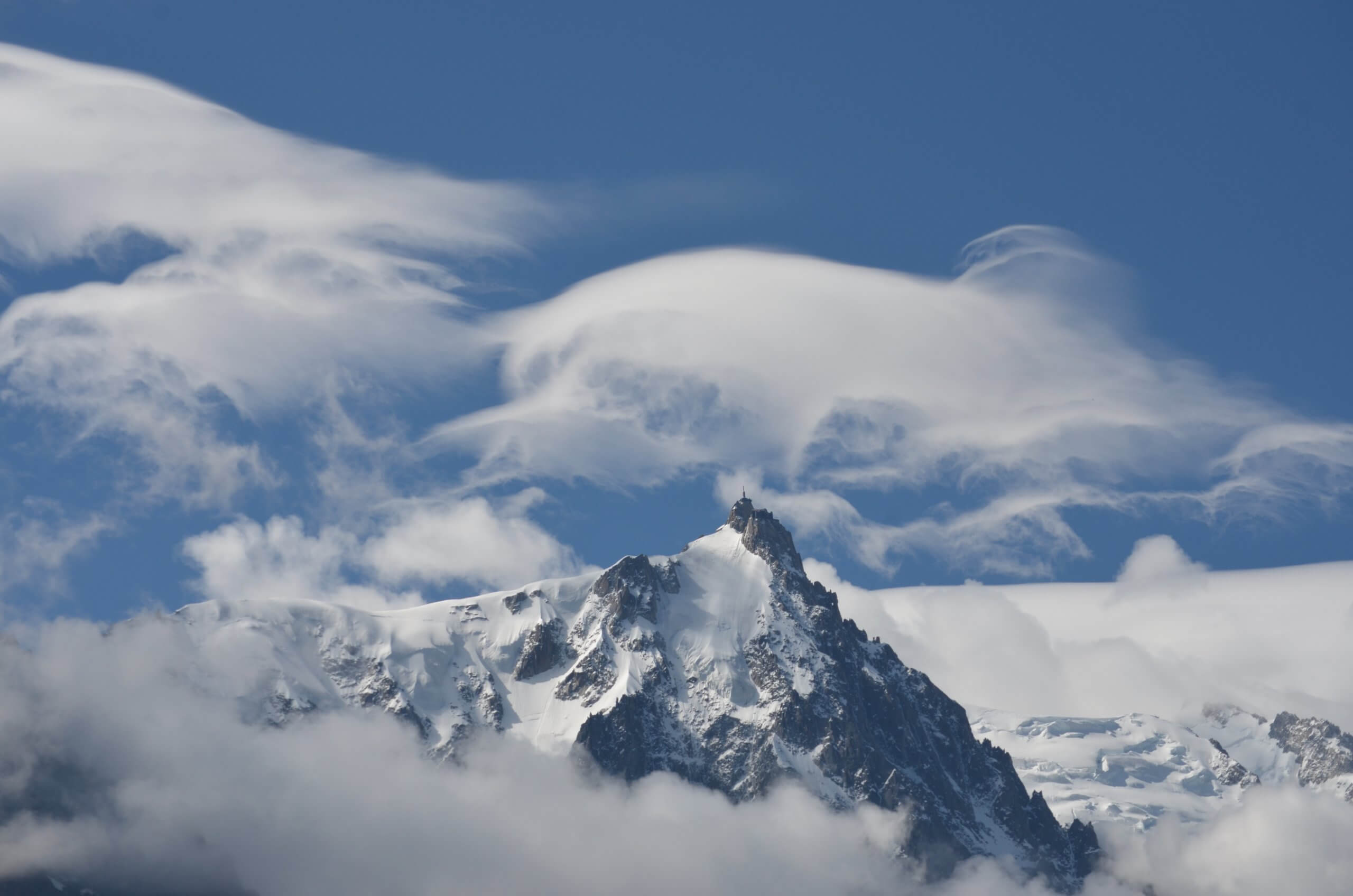 L'Aiguille du Midi émerge des nuages