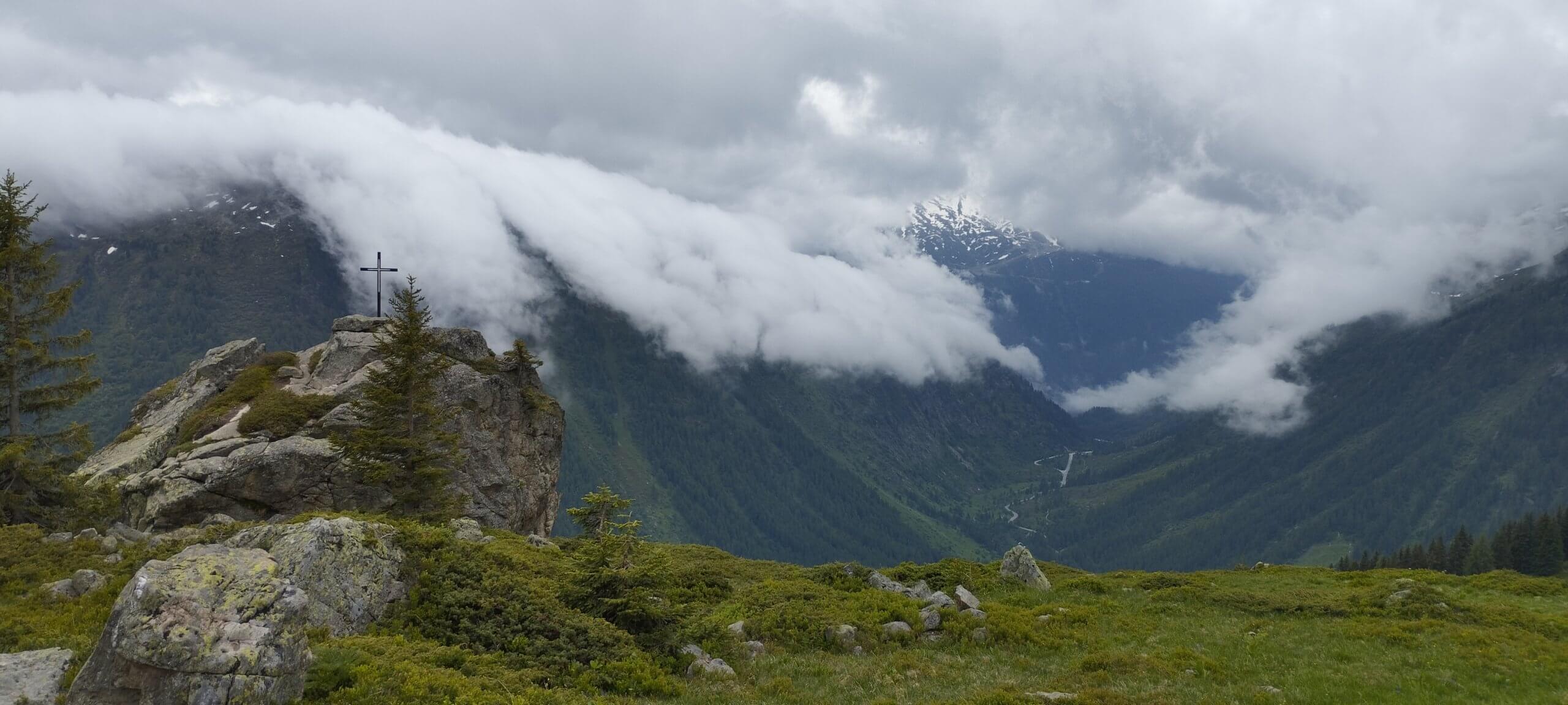 Vue sur la vallée depuis les hauteurs, côté italien