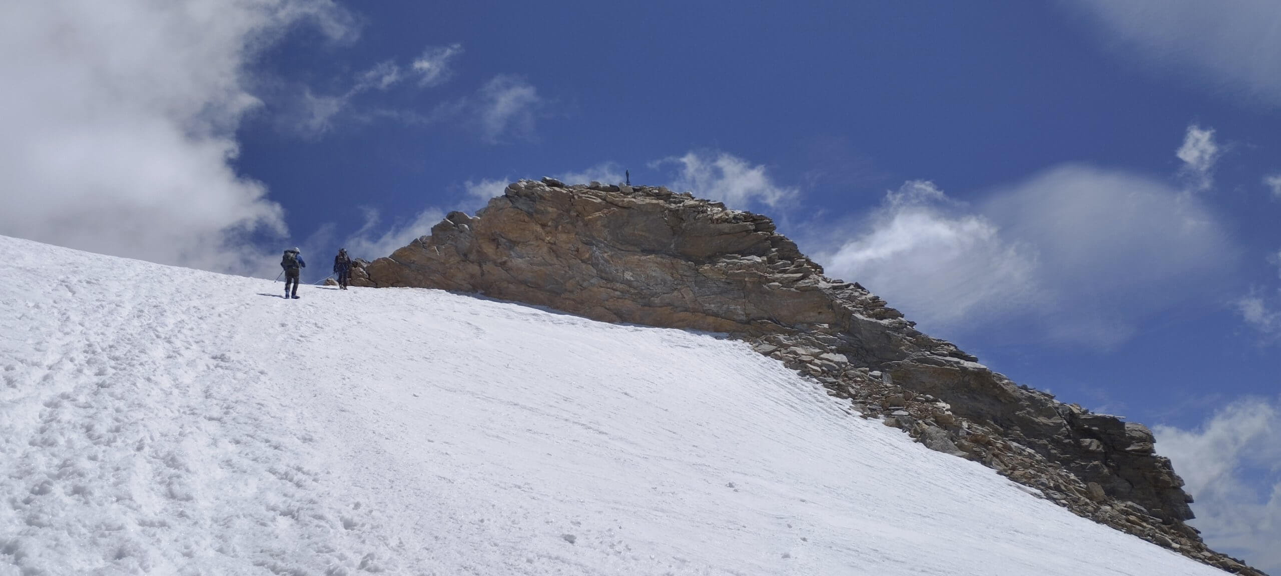 Cordée en approche du sommet
