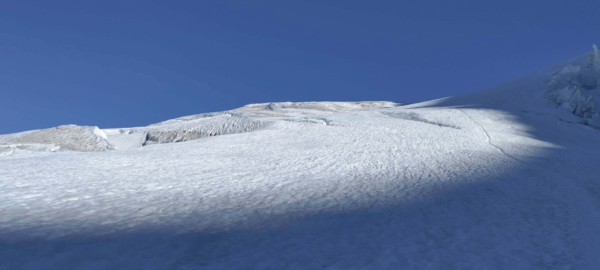 Glacier du Lys avec la trace vers la Pyramide Vincent