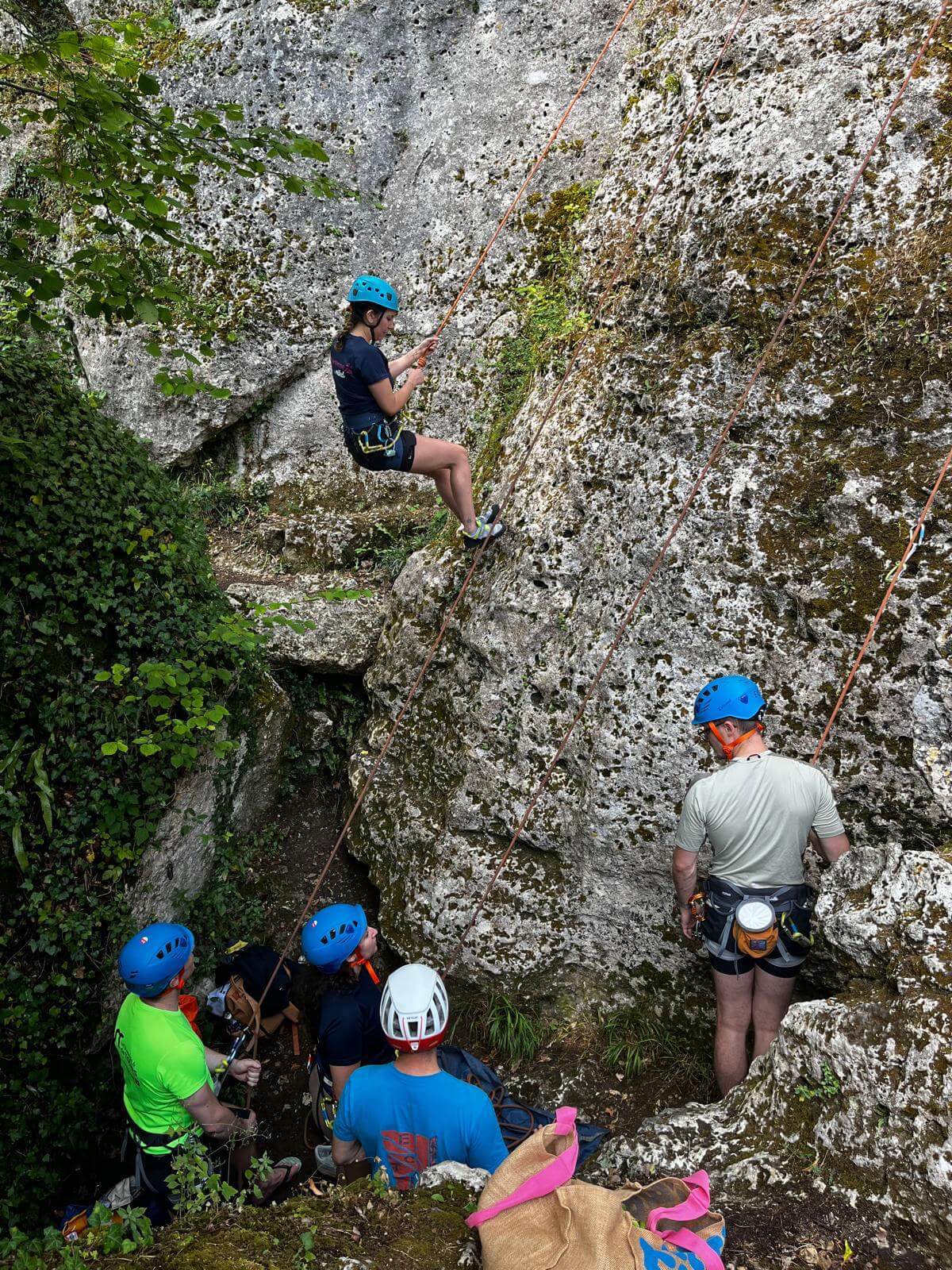 Assurage et attente au pied de la voie