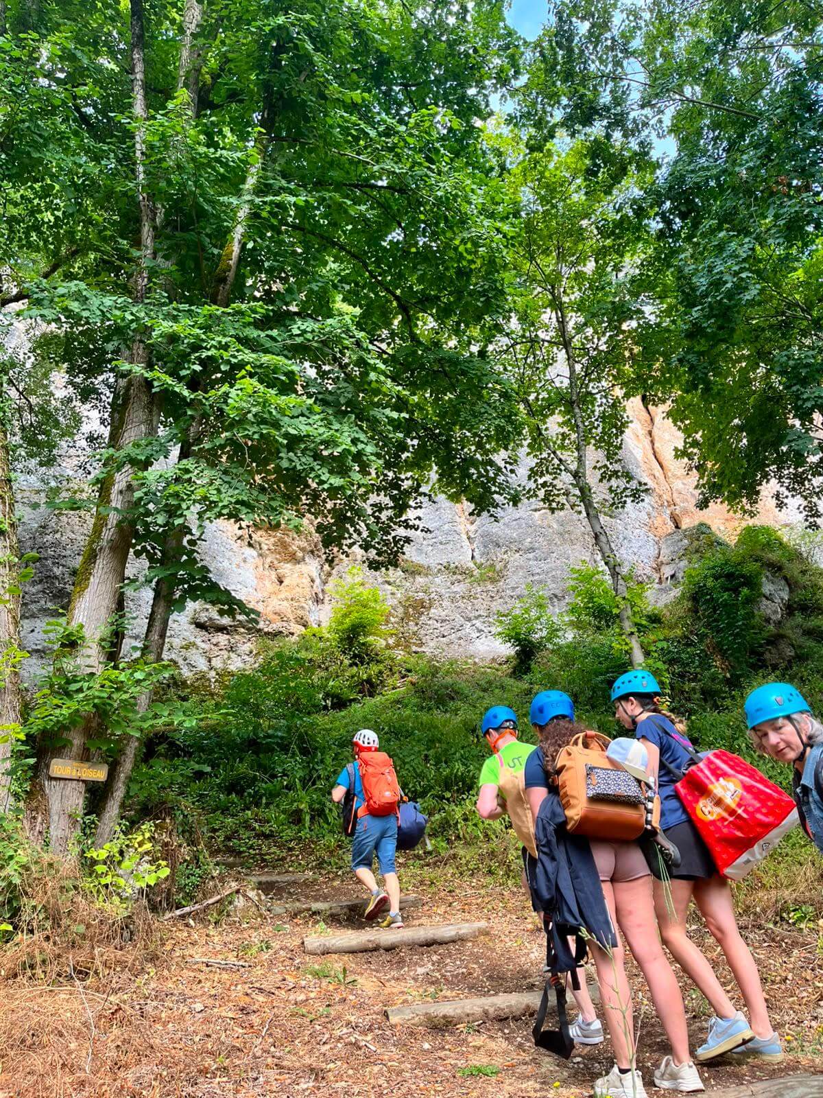 Marche d'approche vers la falaise de la Guignoterie