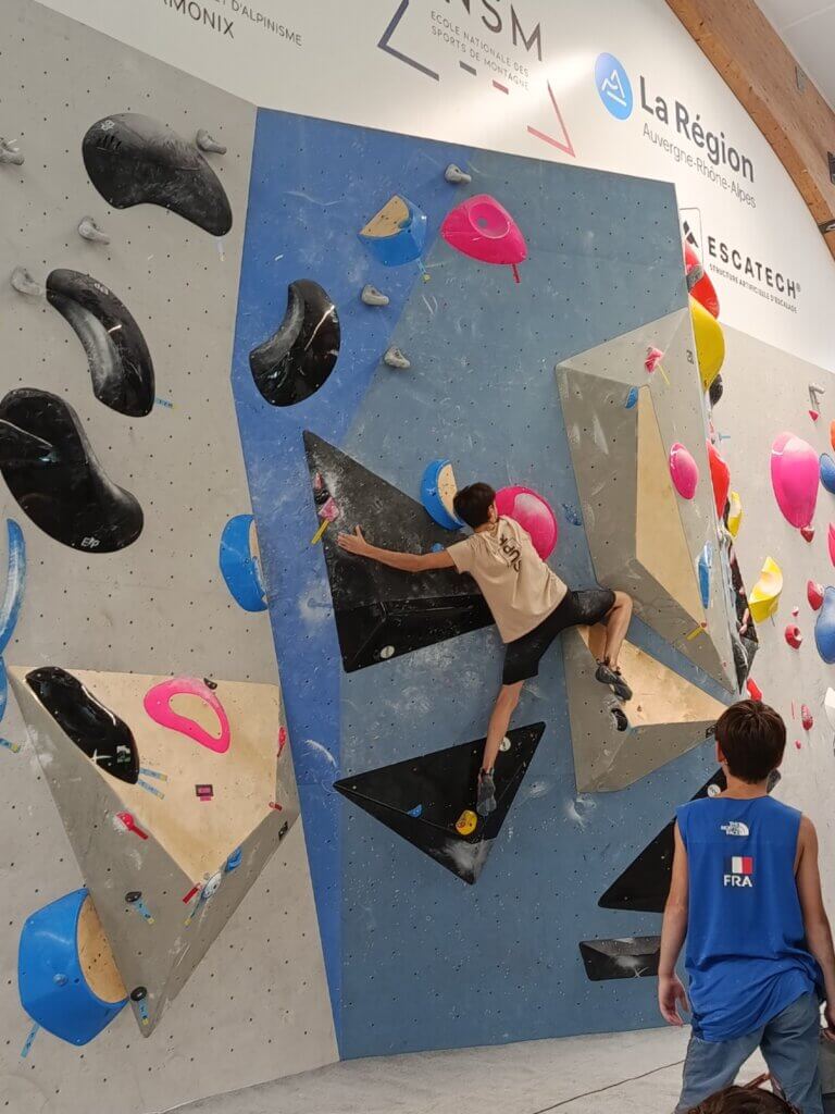 Marius Boutaud en action sur un bloc lors du stage du collectif France U15 à l'ENSA de Chamonix