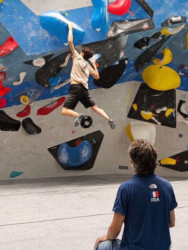 Marius Boutaud devant le mur de blocs de l'ENSA de Chamonix avec le maillot de l'ECT37