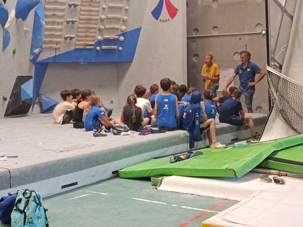 Le collectif France U15 en briefing au pied du mur de blocs de l'ENSA à Chamonix